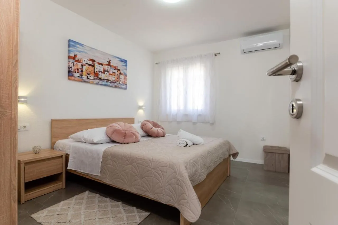 Apartment Vuletin Kastela 0*,  Croatia