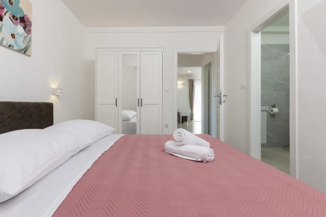 Apartment Vuletin Kastela 0*,