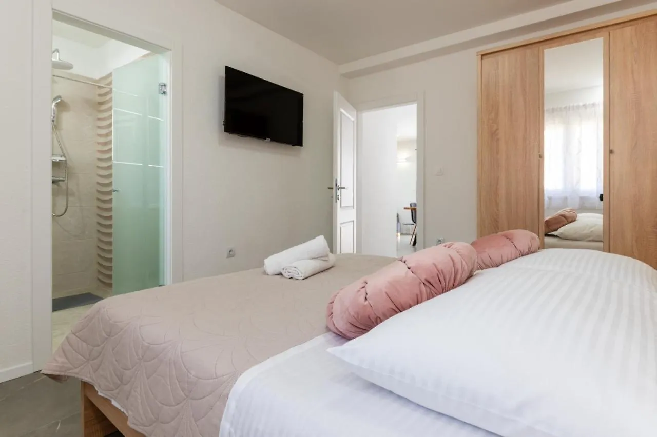 Apartment Vuletin Kastela 0*,  Croatia