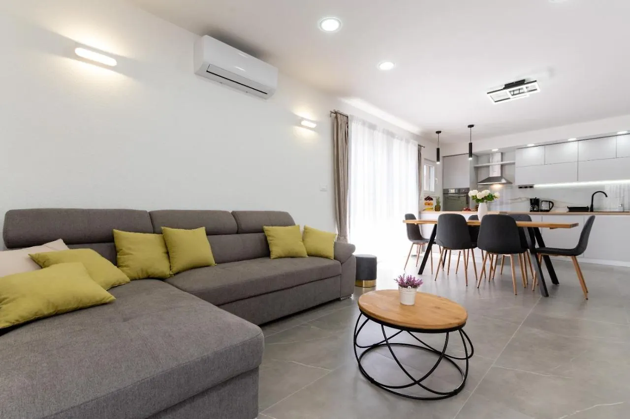 Apartment Vuletin Kastela 0*,